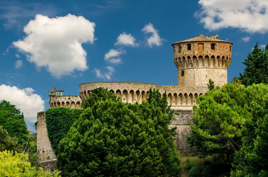 Esplorare Volterra: 10 attrazioni imperdibili. 5 AdobeStock 234146308 min 1