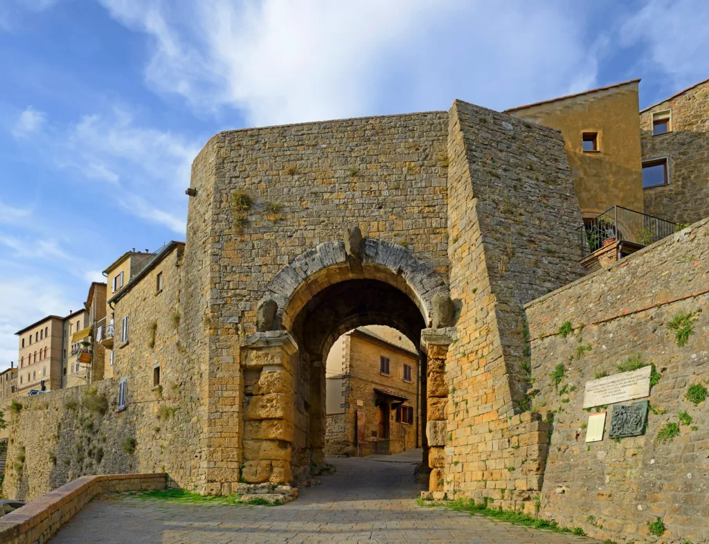 Esplorare Volterra: 10 attrazioni imperdibili. 7 AdobeStock 471920798 min 1